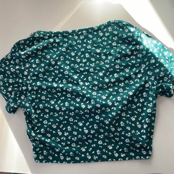 Shein Cropped T-Shirt - Picture 3 of 3